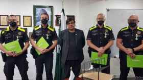 El cónsul de Pakistán, el jefe de la Guardia Urbana, Pedro Velázquez (segundo por la izquierda) y los agentes condecorados / METRÓPOLI