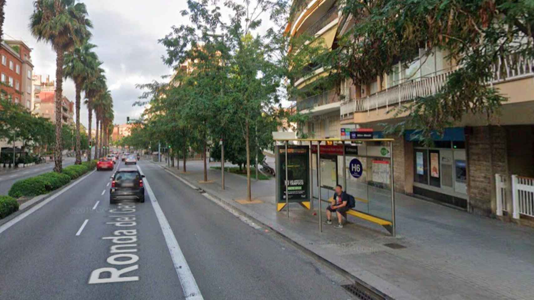 Ronda del General Mitre y una parada de autobús / GOOGLE STREET VIEW