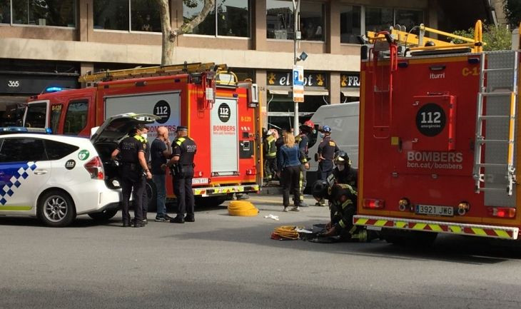 Varias ambulancias y agentes de la Guardia Urbana en el accidente del Eixample / METRÓPOLI
