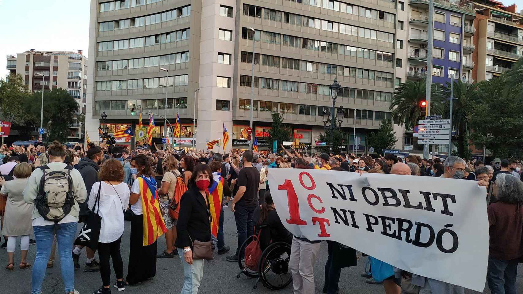 Centenares de personas ocupan la plaza de Francesc Macià en Barcelona este viernes / @Cdr_nv_sg_cgr