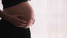 Una mujer embarazada en una imagen de archivo / PEXEL