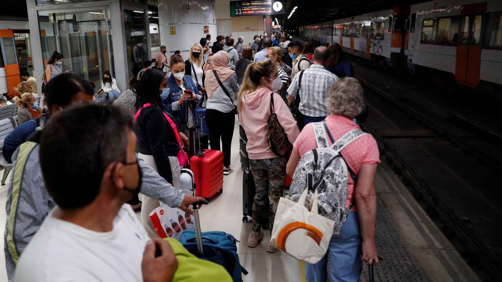 Decenas de pasajeros se esperan en el andén de Sants / EFE