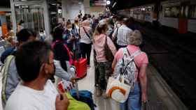 Decenas de pasajeros se esperan en el andén de Sants / EFE