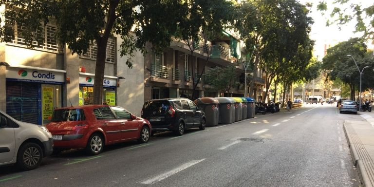  Calle de Manso con la actual distribución de estacionamiento, carril para vehículos privados y carril bus/taxi / RP