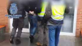 Agentes de la Policía Nacional detienen a un criminal / PN
