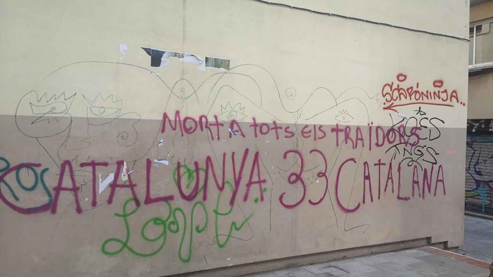 Aparece una pintada ultra e independentista en una plaza de Gràcia / METRÓPOLI