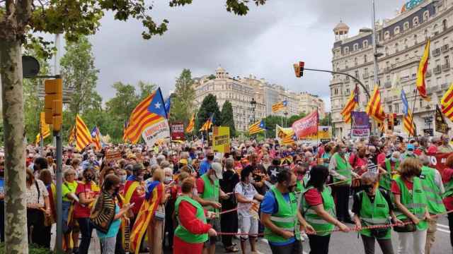 Personas manifestándose en la plaza de Francesc Macià por el 1-O / EUROPA PRESS