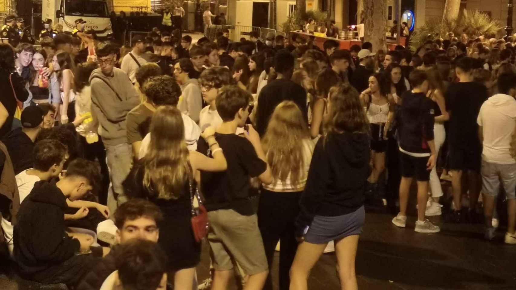 Jóvenes de botellón en las fiestas de Sarrià / GUILLEM ANDRÉS