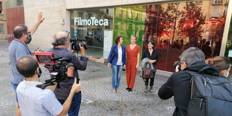 De izquierda a derecha, Sònia Servitja, Rebecca Stewart y
Rosanna Mirapeix frente a la Filmoteca de Cataluña / HOSPITAL DEL MAR
