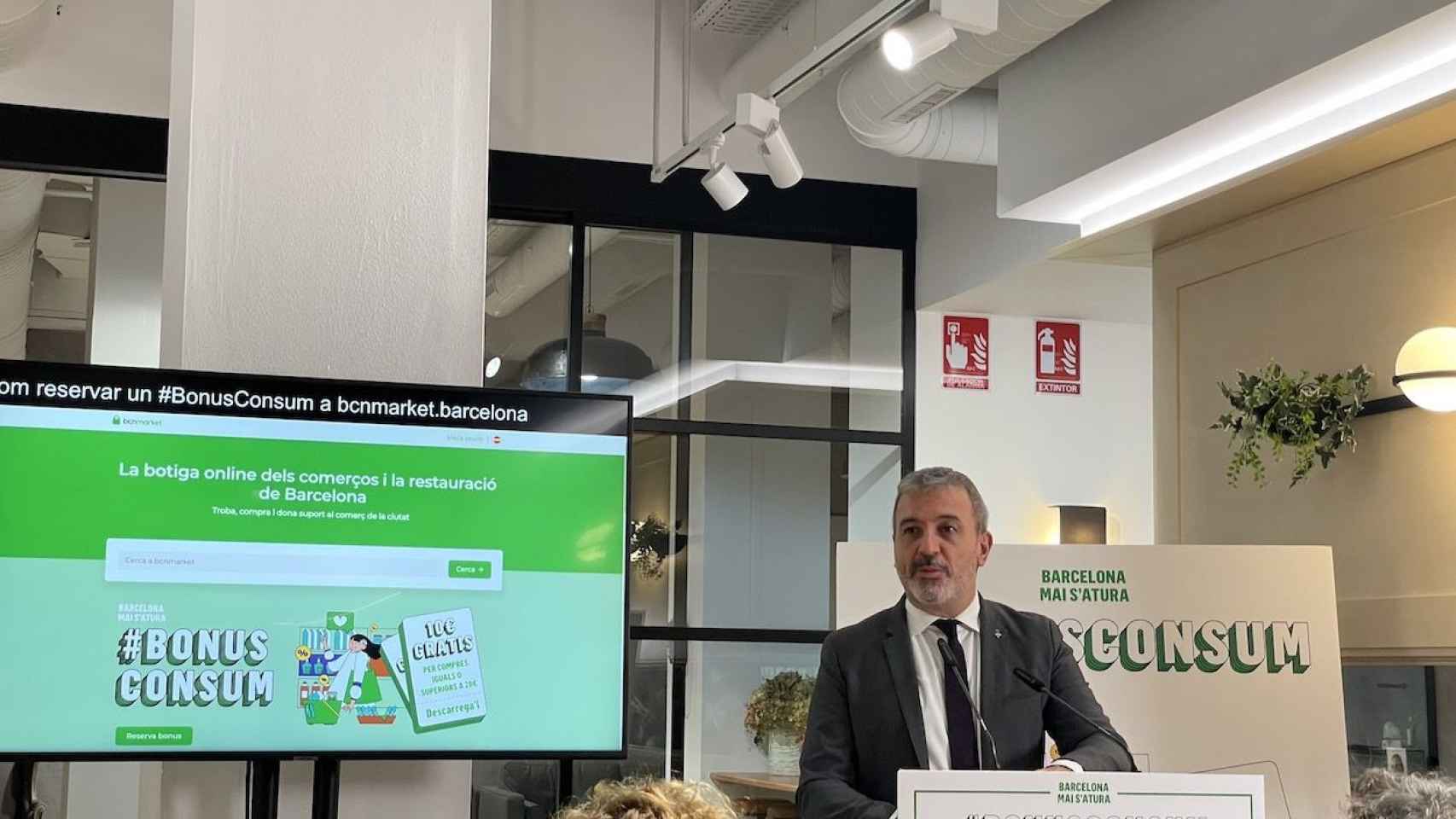 El primer teniente de alcaldía, Jaume Collboni, en la presentación de los 'Bonus Consum' para compras en comercios locales / METRÓPOLI ABIERTA