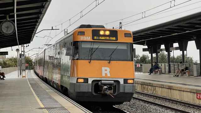 Imagen de un tren de la R1 de Rodalies en la estación de Cabrera de Mar / METRÓPOLI