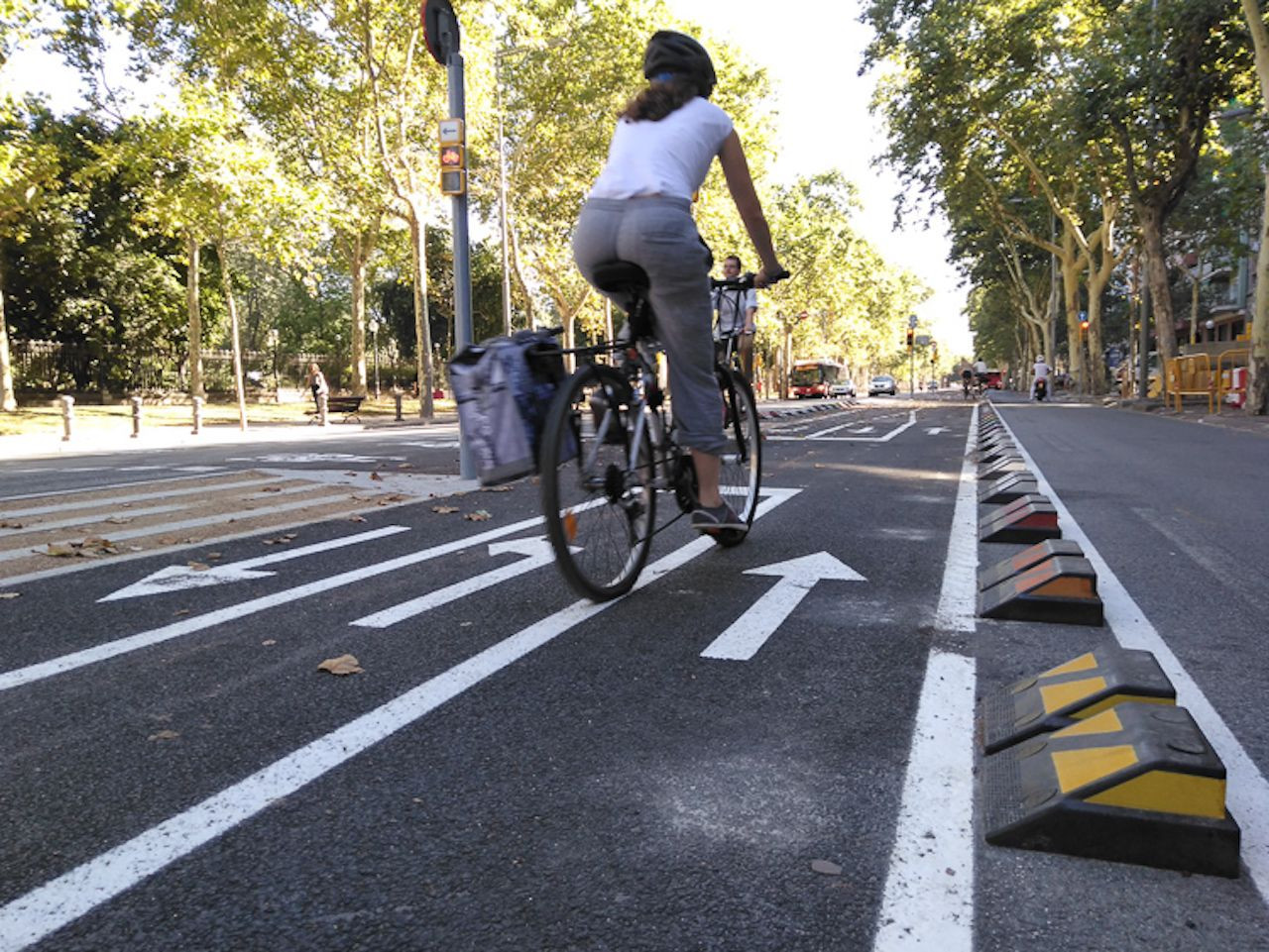 Una usuaria en un carril bici de Barcelona / AYUNTAMIENTO DE BARCELONA