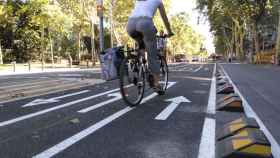 Una usuaria en un carril bici de Barcelona / AYUNTAMIENTO DE BARCELONA
