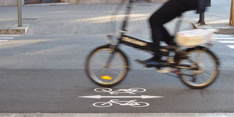 Un ciclista en un carril bici de Barcelona / AYUNTAMIENTO DE BARCELONA