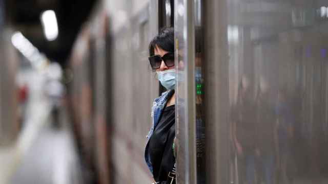 Una mujer espera en la puerta un tren parado durante la huelga de maquinistas en Rodalies / EFE / Alejandro García