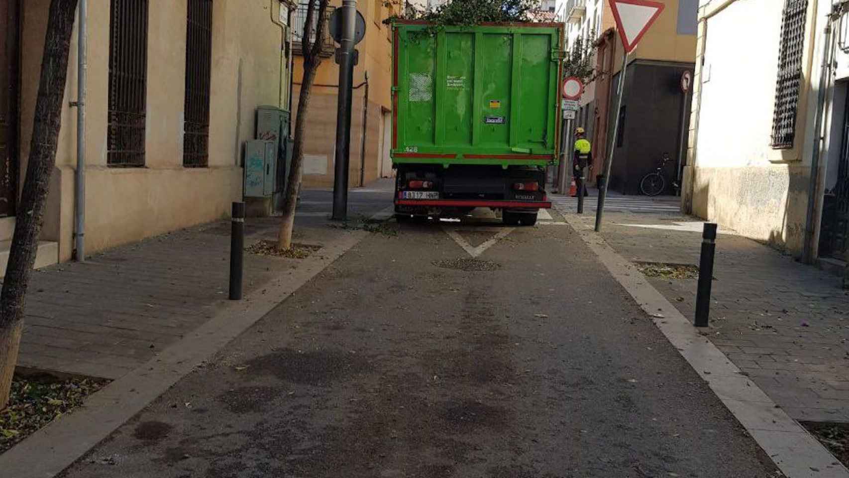 Un camión se lleva los árboles talados en la calle Recesvint de Sant Andreu / CEDIDA