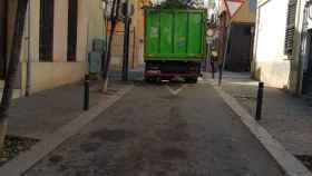 Un camión se lleva los árboles talados en la calle Recesvint de Sant Andreu / CEDIDA