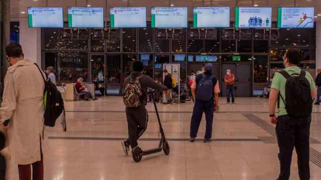 Usuarios en la estación de Sants durante la huelga de RENFE / EFE - MARTA PÉREZ