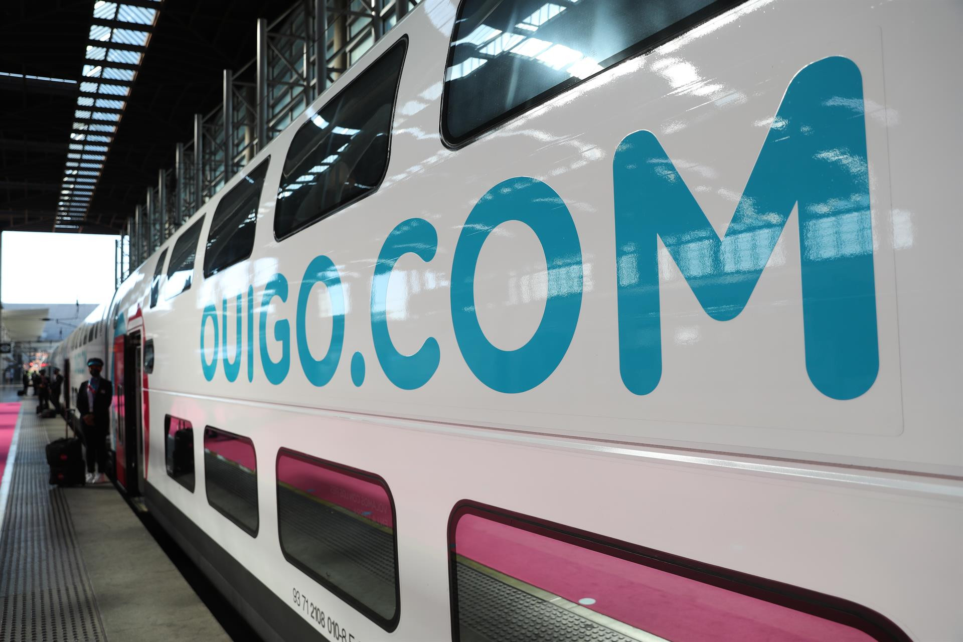 Un tren estacionado durante la inauguración del primer trayecto de Ouigo en Atocha, Madrid / Isabel Infantes - Europa Press