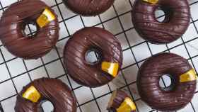 Múltiples donuts veganos de chocolate en una imagen de archivo