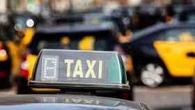 Imagen de un taxi en el centro de Barcelona / EUROPA PRESS
