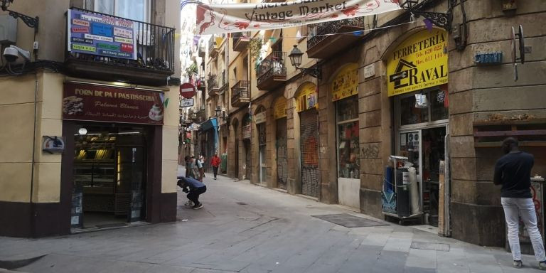 El punto exacto entre la calle Hospital y Riera Baixa donde Mohammed cayó herido / GUILLEM ANDRES