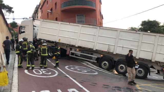 El camión, atravesado en una calle del distrito de Gràcia / TWITTER GUARDIA URBANA
