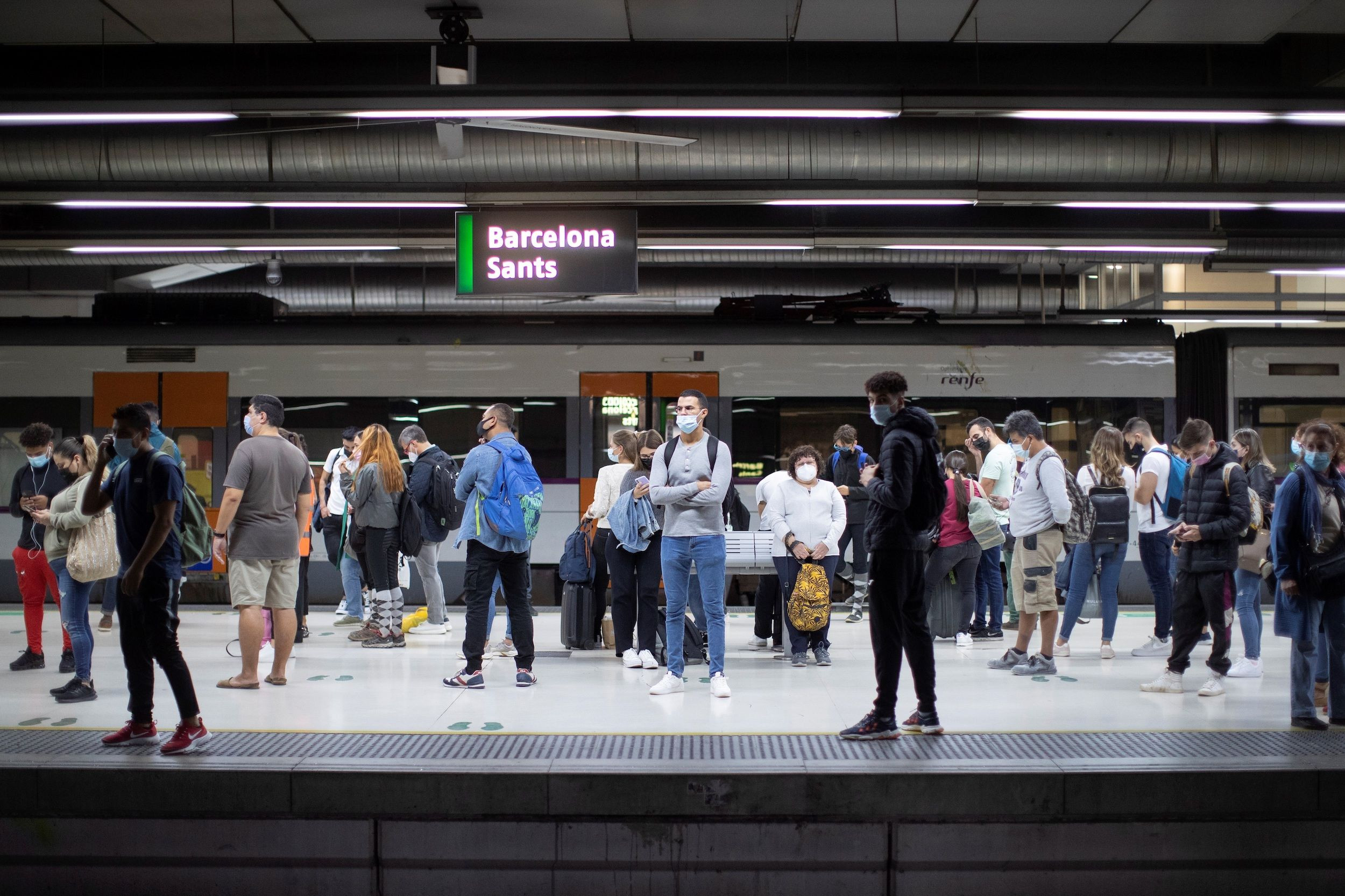 Pasajeros esperan un tren de Rodalies en Barcelona Sants que no llega por retrasos / EFE