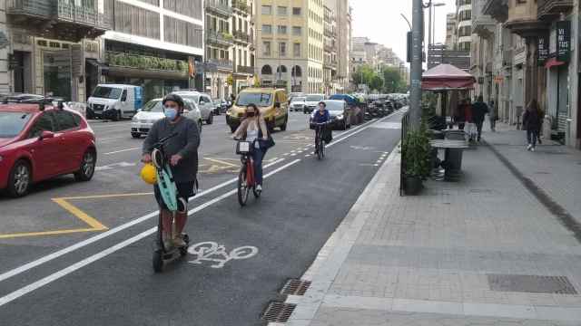Bicis y patinetes en el carril bici de Aragó / METRÓPOLI - JORDI SUBIRANA