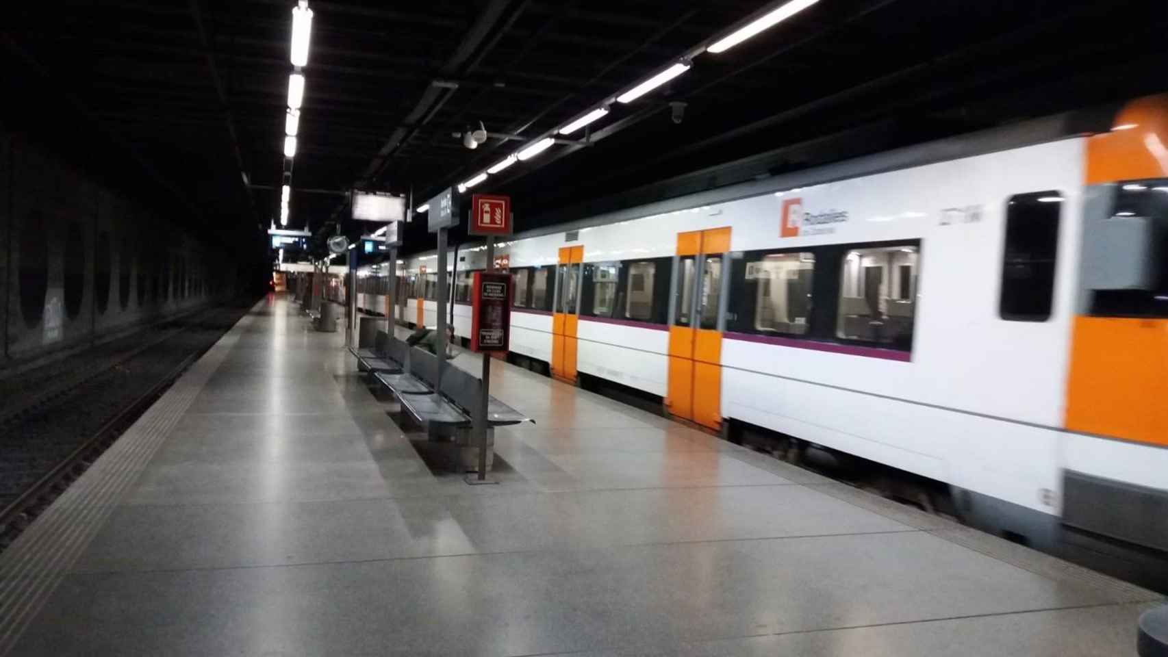 Un tren de Rodalies en la estación de El Clot-Aragó / EUROPA PRESS