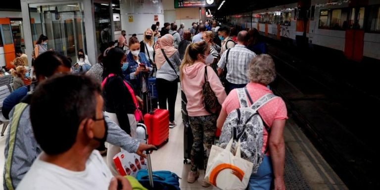 Varios pasajeros esperan un tren de Renfe que no llega en la estación de Sants / ALEJANDRO GARCÍA - EFE