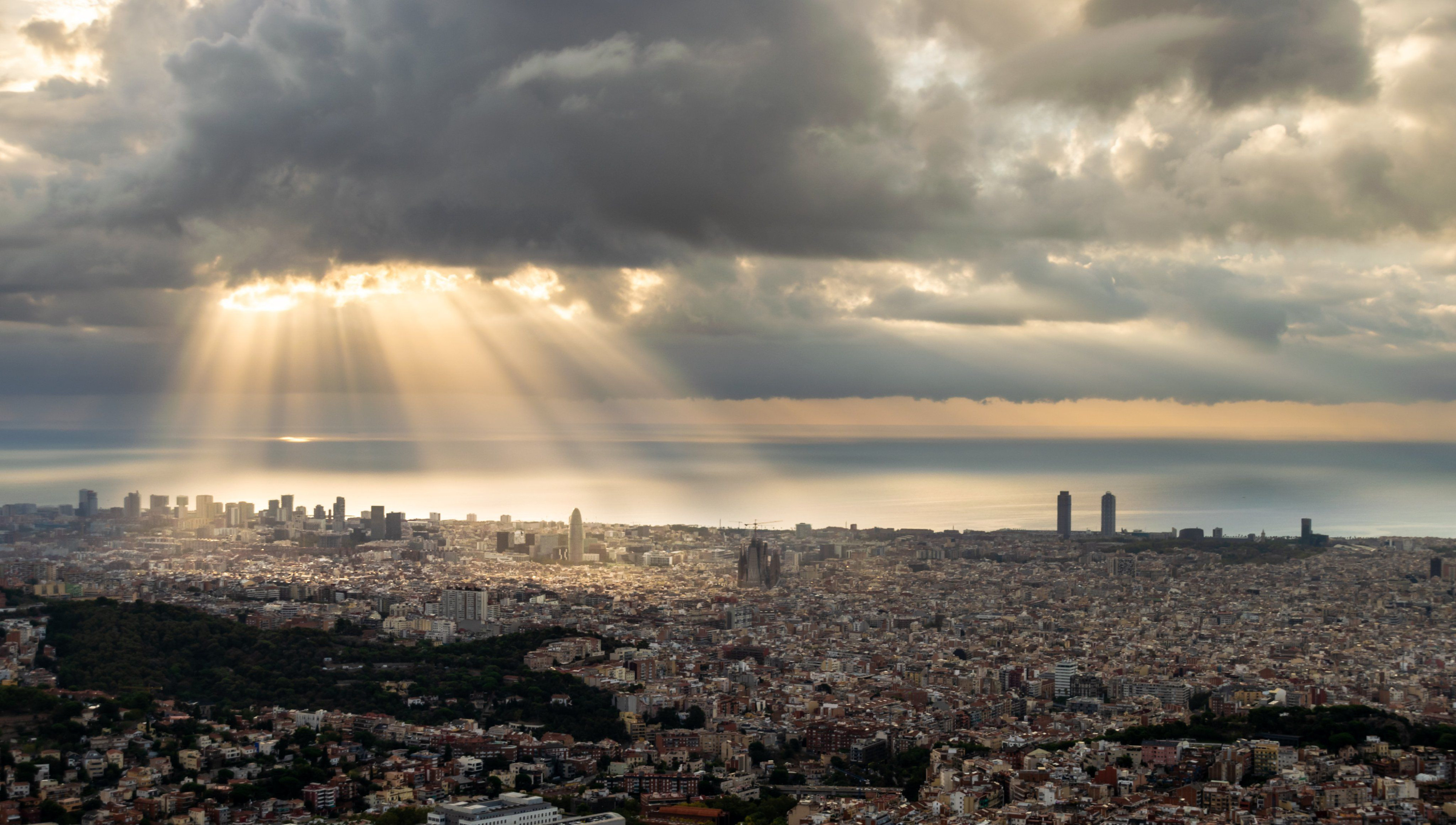 Vista panorámica de Barcelona con abundantes nubes, como ha amanecido este viernes / Alfons Puertas - @alfons_pc