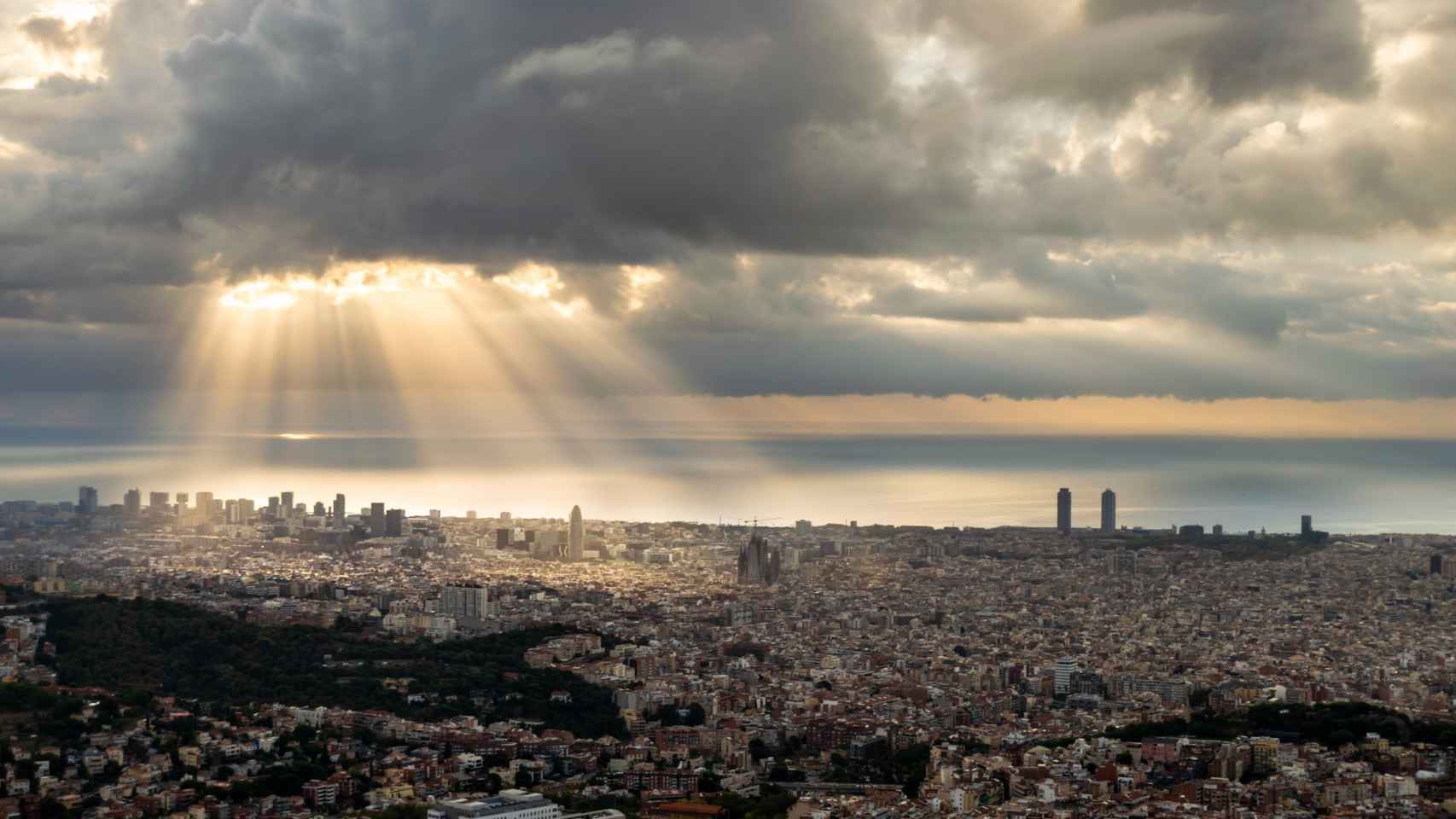 Vista panorámica de Barcelona con abundantes nubes / Alfons Puertas - @alfons_pc