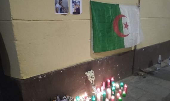 Homenaje a Mohammed, apuñalado el miércoles por la noche en la calle de Hospital / ACCIÓ RIERA BAIXA