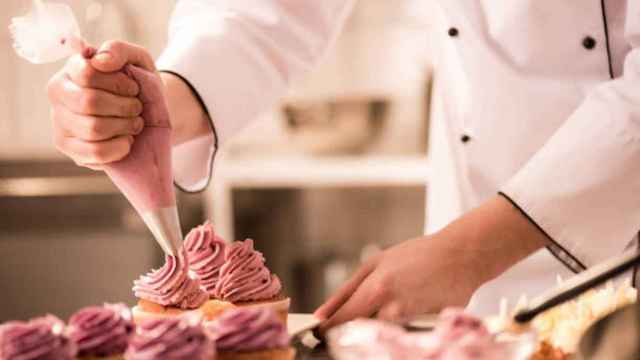 Un pastelero preparando un postre en una imagen de archivo / iStock