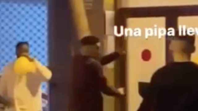 Un hombre amenaza a otro con una pistola en la calle de Tuset la madrugada de este viernes / INSTAGRAM