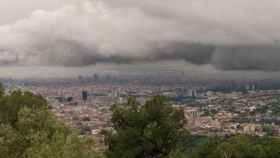 Panorámica de Barcelona con el cielo cubierto de nubes espesas / ALFONS PUERTAS / @alfons_pc