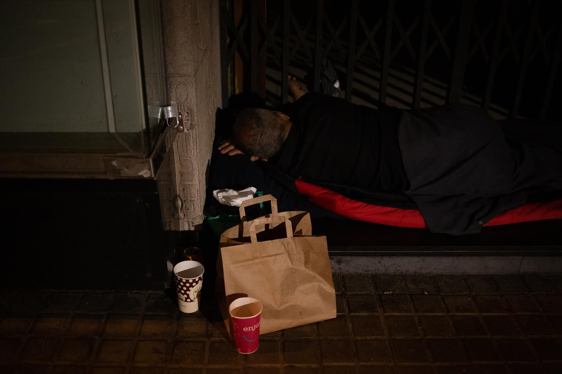 Una persona sin hogar durmiendo al raso en Barcelona / David Zorrakino - Europa Press