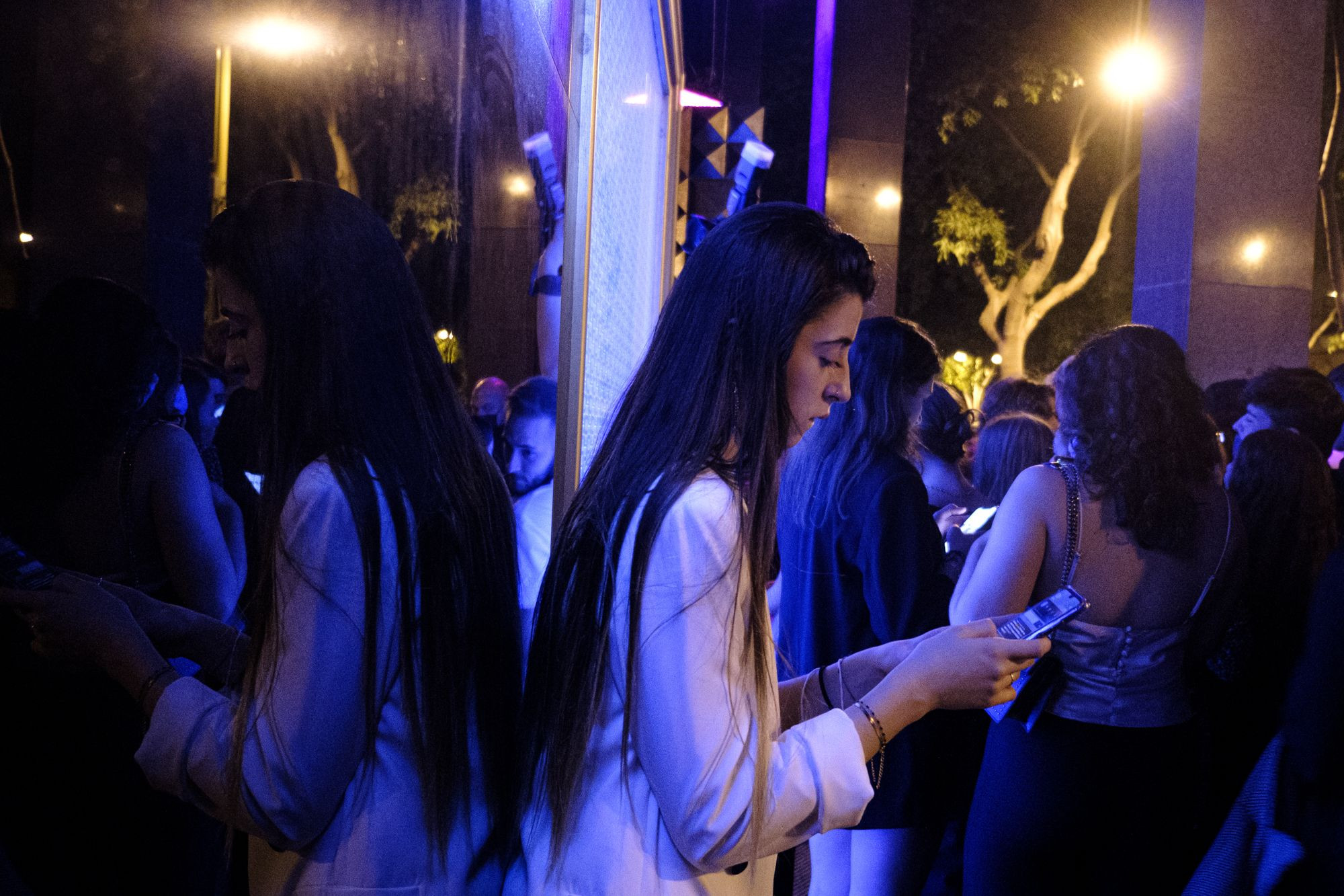 Una joven a la entrada de una discoteca en la calle Tuset la madrugada del viernes 8 de octubre / PABLO MIRANZO