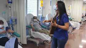 Una intérprete de Músicos por la Salud, en un hospital / ANA PALACIOS