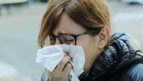 Una mujer con la gripe en una imagen de archivo / EUROPA PRESS