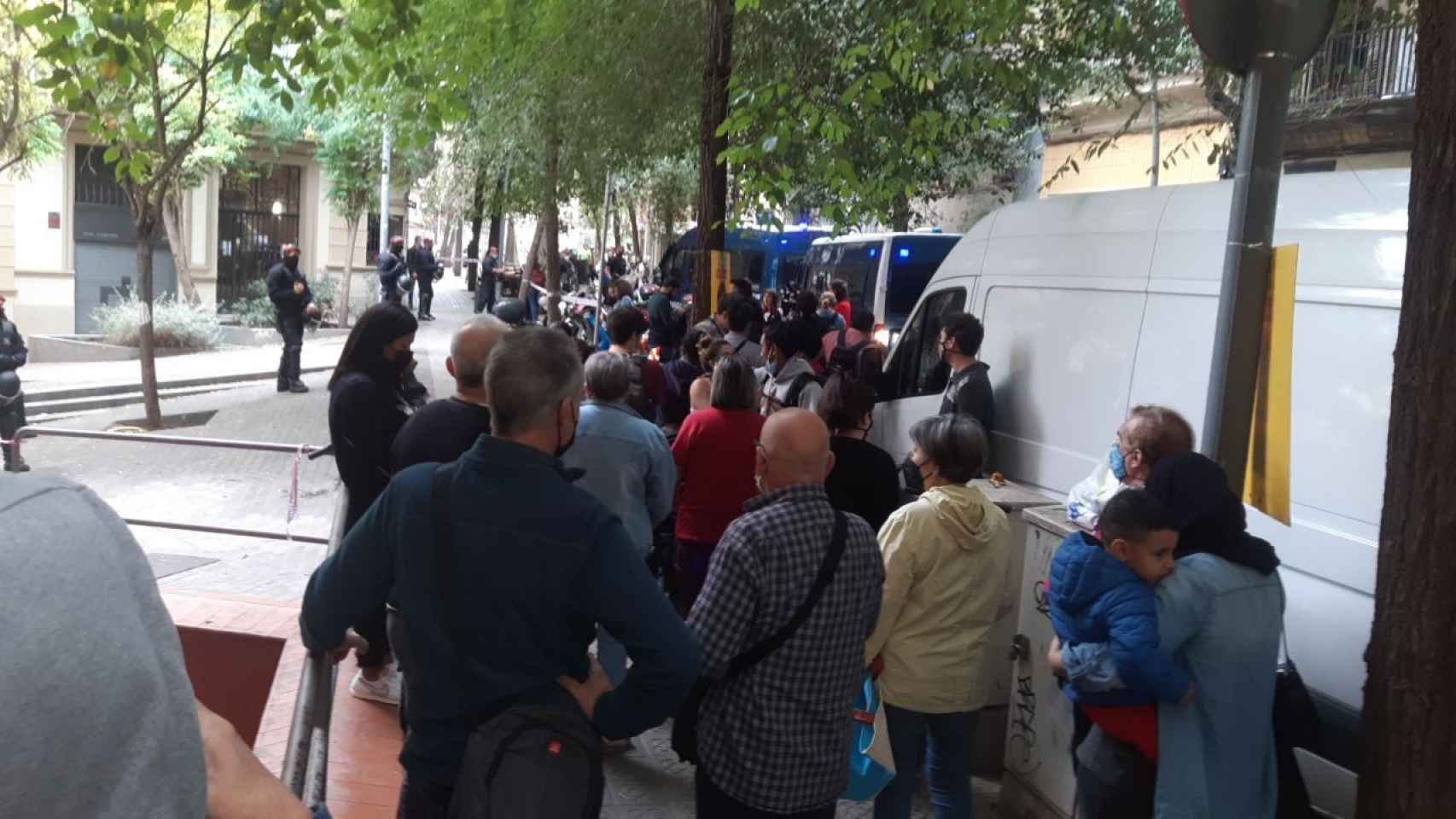 Decenas de personas se concentran para parar un desahucio en Barcelona / REDES SOCIALES - @XPerillan