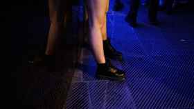 Una chica espera para entrar en una discoteca / PABLO MIRANZO