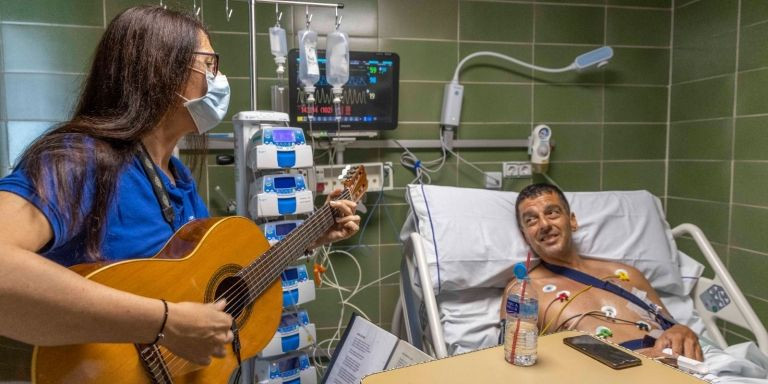 Una guitarrista toca en un hospital / ANA PALACIOS