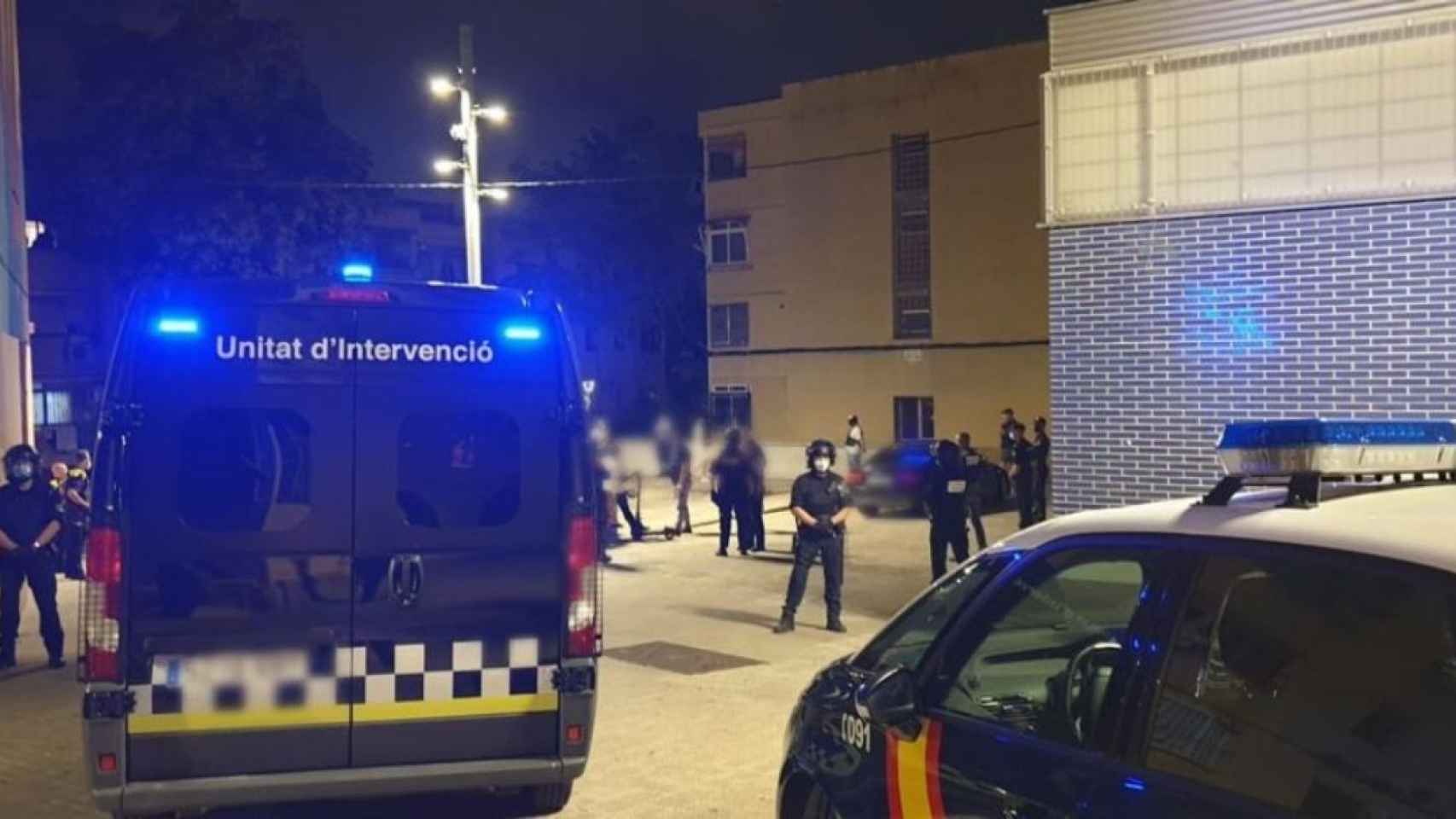 Policías en L'Hospitalet de Llobregat durante una actuación / GUARDIA URBANA HOSPITALET