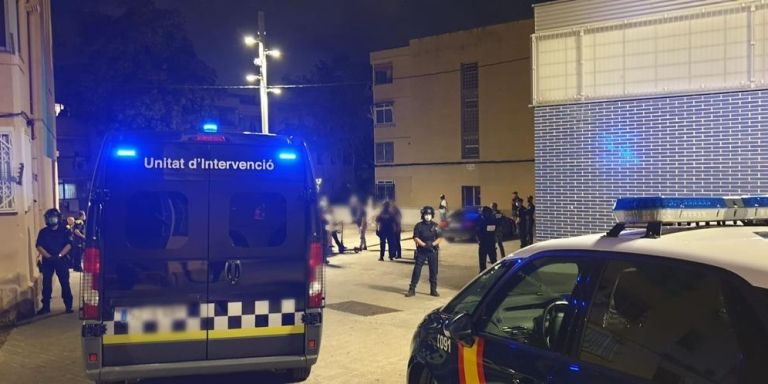 Policías en L'Hospitalet de Llobregat durante una actuación / GUARDIA URBANA HOSPITALET
