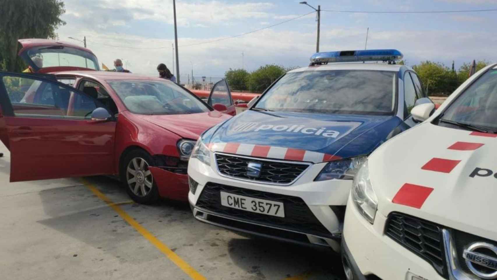 Un coche se estampa contra otros dos vehículos de los Mossos d'Esquadra / CEDIDA