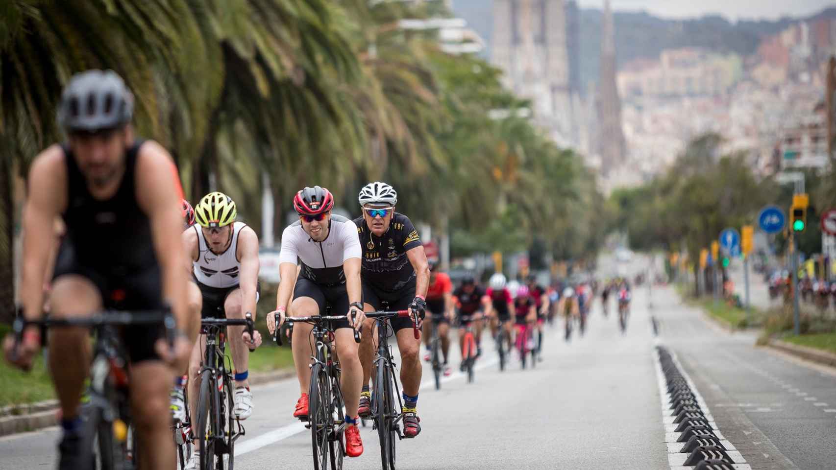 Ciclistas del trialón circulando por Barcelona en una edición anterior / TRIATHLON BARCELONA