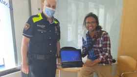 Un agente de la Guardia Urbana con el ordenador encontrado / TWTTER GUARDIA URBANA