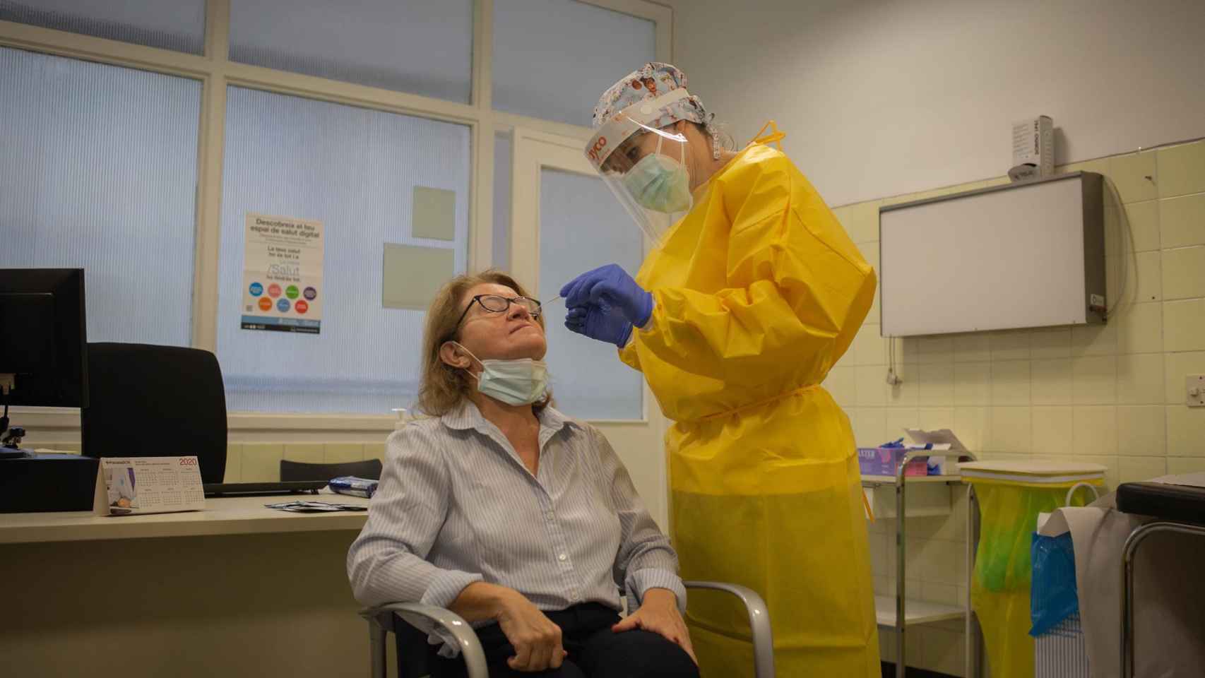 Una sanitaria hace un test de coronavirus a una paciente / EURPA PRESS - DAVID ZORRAKINO